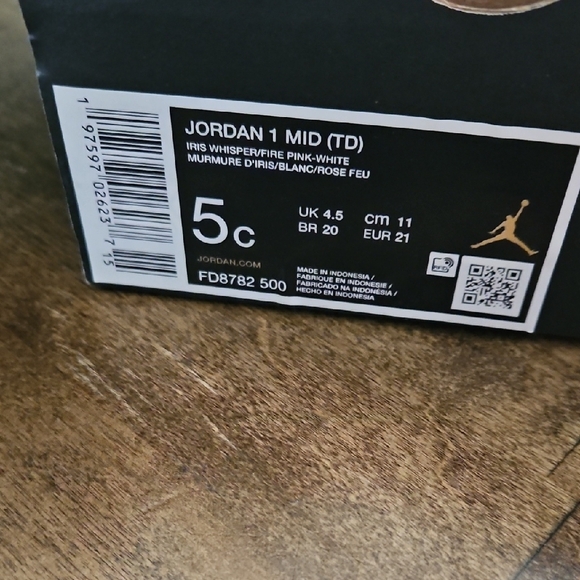 Jordan Kids' Sneakers in White and Pink - Picture 5 of 9